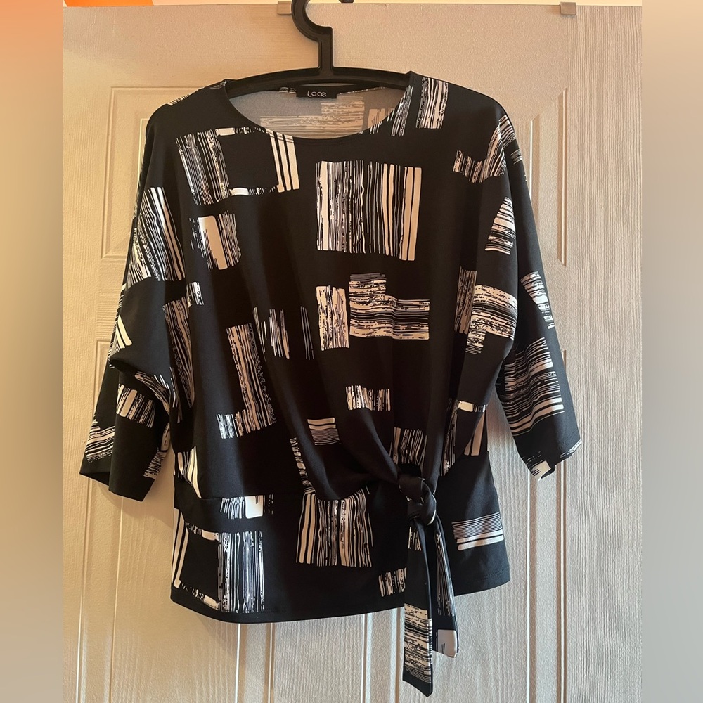 🇨🇦Lace. Black and White Geometric Women's Blouse